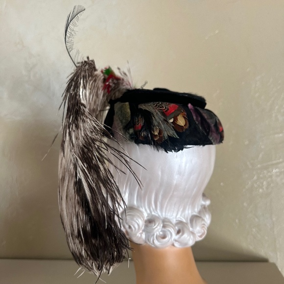 OUTSTANDING 1950's BLACK FELT PILLBOX - VELVETY LEAVES, VEILING & LARGE FEATHER - Picture 5 of 14